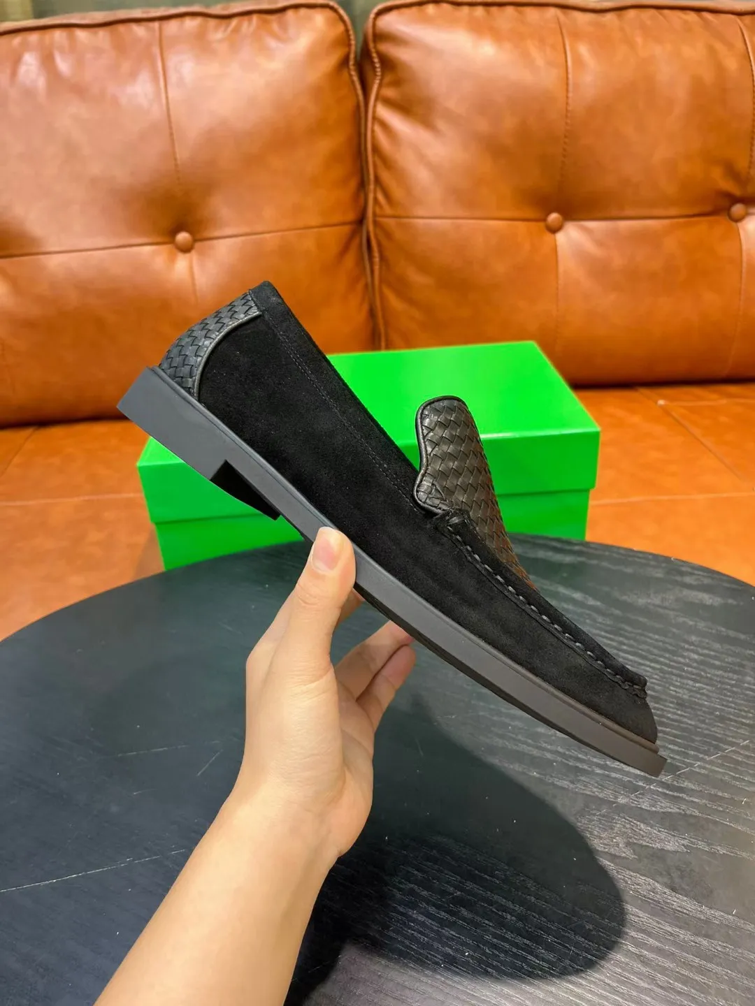 [BV] Top P: 780💰 Size: Male 39-44 (38.45 non-refundable) Bottega Veneta 2025 autumn and winter counter synchronization style. Bottega Veneta BV's new driving shoes have a slip-on design with suede upper, BV's unique weaving design on the heel, and a weaving pattern on the outsole.